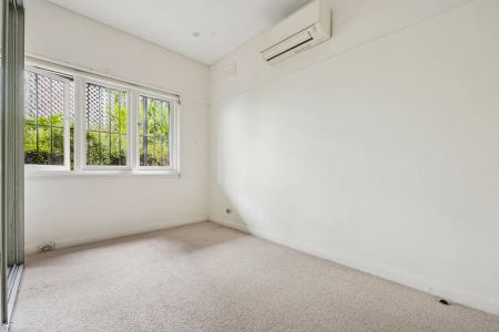 Stunning 2 Bedroom Apartment with Ocean Views - Photo 4