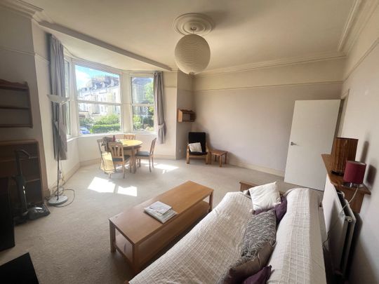 A Fantastic Two bedroom flat on the First Floor offered part furnished. - Photo 1