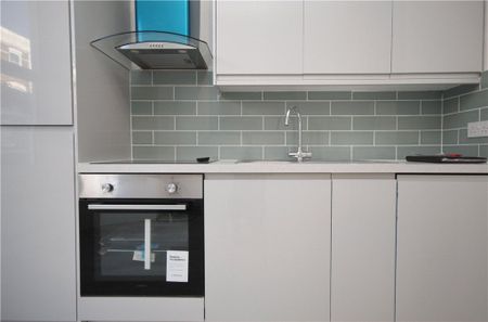 Essex Road, London, W3 9JA - Photo 2