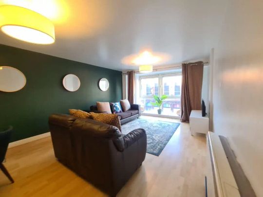 3 Bedroom 2 Bathroom Apartment - Photo 1