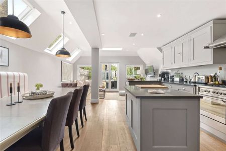 A beautiful family house with private garden located on the desirable Melody Road. - Photo 5