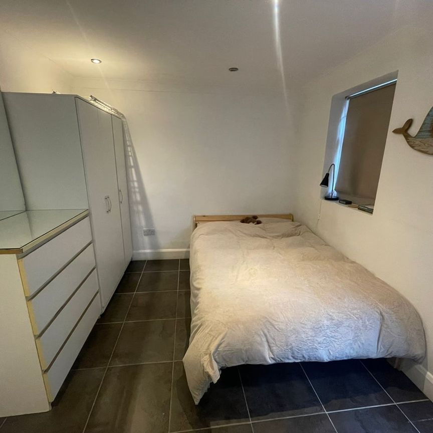 4 Bed Flat, Lillie Road, SW6 - Photo 1