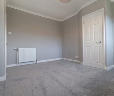 4 bedroom semi-detached villa to rent - Photo 5