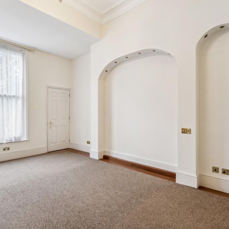 2 bedroom flat in London - Photo 1