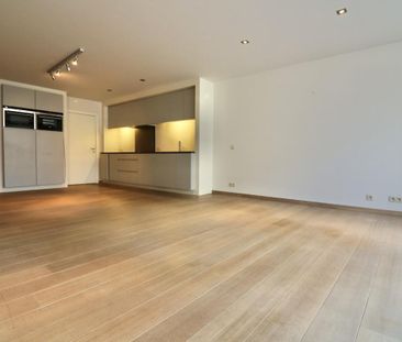 Centraal gelegen, modern appartement met 2 slp, 2 terrassen, ondergrondse autostaanplaats en privatieve kelderberging voor 900 EUR/mnd - Photo 2