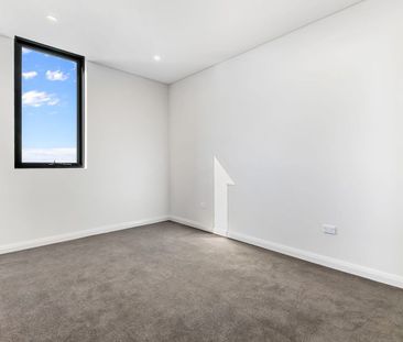 Large One Bedroom Apartment in Pinnacle Complex - Photo 1
