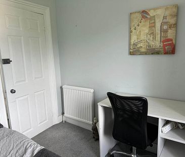 Room 3: Flat 4, 30 Stoke Road, Guildford, GU1 4HR - Photo 1