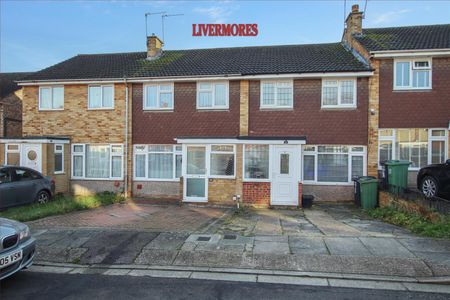 3 bedroom Terraced House to let - Photo 5