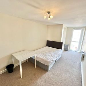 1 bedroom in a flat share to rent - Photo 2