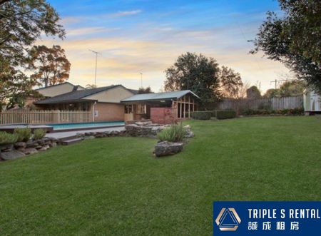 Spacious modern three bedrooms plus one big study room & Outdoor pool and stunning private garden & Furnitures option & Energy saver with solar panel - Photo 4