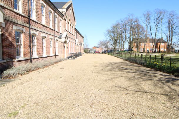 Sergeants Mess, Le Cateau Road, Colchester - Photo 1