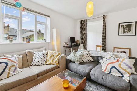 4 bedroom flat to rent - Photo 2