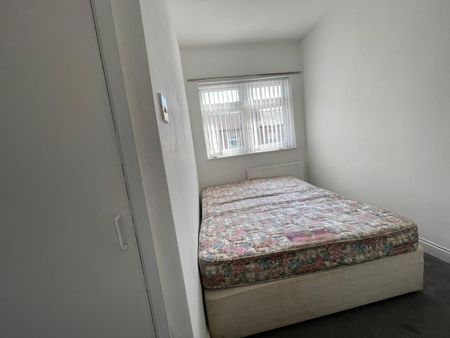 3 Bed End Terrace, Dollond St, M9 - Photo 2