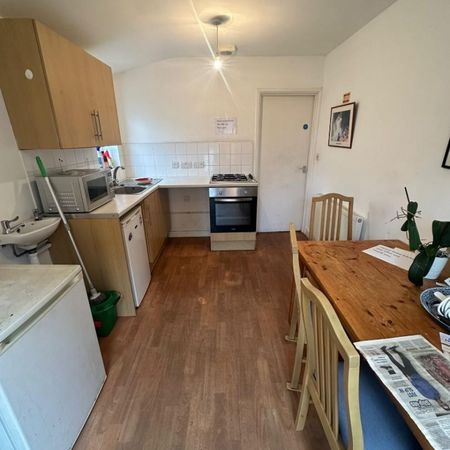 1 bedroom Flat To Let - Photo 3