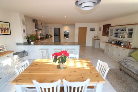 4 bedroom detached house to rent - Photo 2