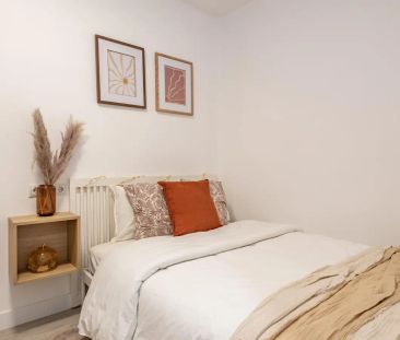Room in a shared 5-bedroom apartment for rent in Ríos Rosas, Madrid, for professionals and students, only females - Photo 3