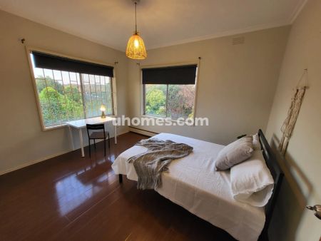 Room 1 #190 - Photo 2