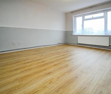 3 bedroom flat to rent - Photo 4