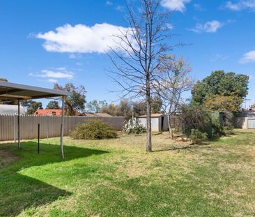 SPACIOUS FAMILY HOME WITH HUGE BACKYARD! - Photo 6