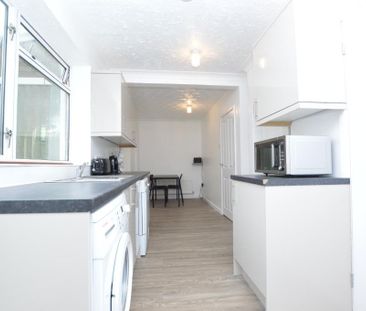 5 bedroom semi-detached house to rent - Photo 4