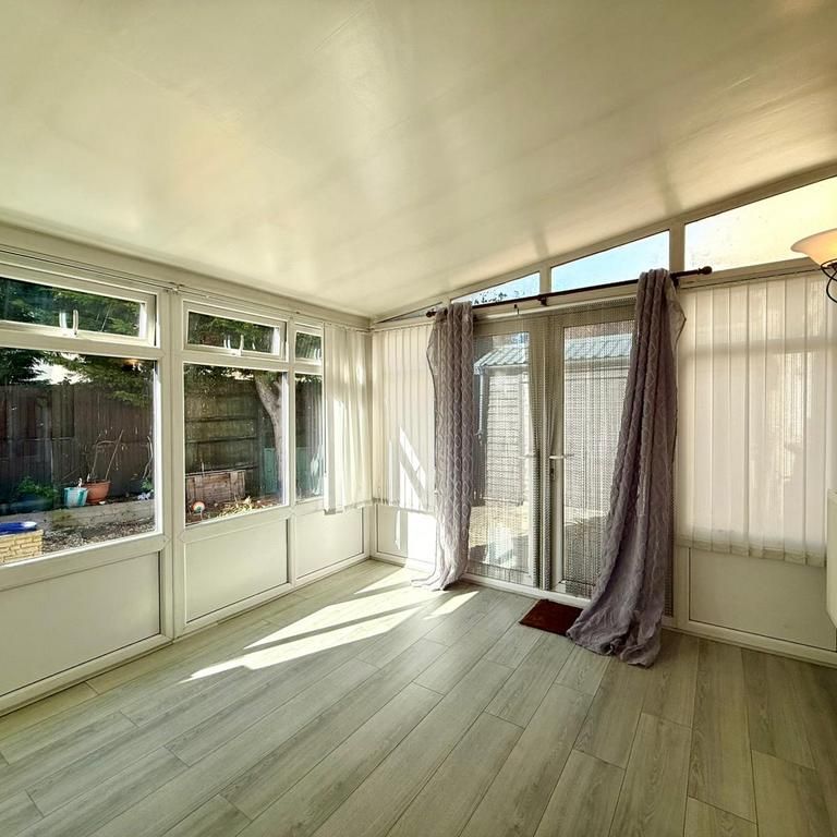 4 bedroom semi-detached house to rent - Photo 1