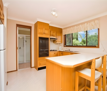 Bright, Spacious & Convenient - Perfect Family Home in Bexley - Photo 5