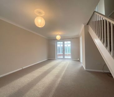 3 bedroom Semi-Detached House to let - Photo 2