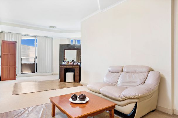 Stylish Apartment in the Heart of Chatswood - Photo 1