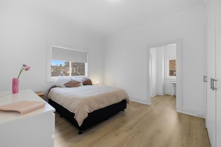 Spacious Apartment, Stroll To The Sand & Surf - Photo 4