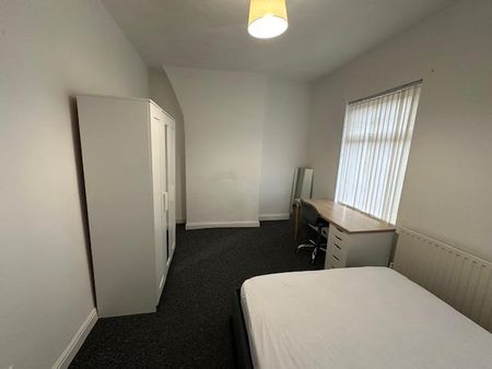 4 bedroom terraced house to rent - Photo 4