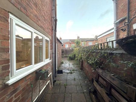 3 bedroom terraced house to rent - Photo 2