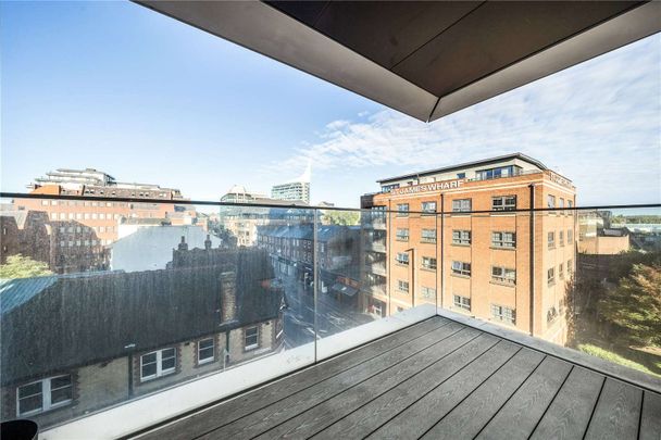 A two bedroom apartment to rent in Verto - Reading's popular residential building, with a balcony, residents gym and an exceptional standard of presentation. - Photo 1