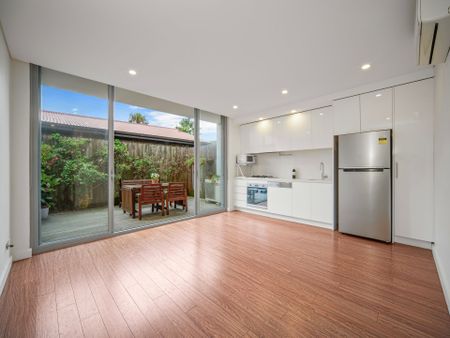 Ground Floor Part Furnished Apartment with Courtyard in the Heart of Bondi Junction - Photo 3