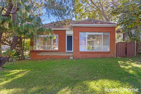 Stunning Family Home in Roselands! - Walking Distance To Roselands Centro - Photo 2