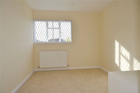 A two double bed and one single bed house set next to Tiffin Girls' School. Ideally situated for transport to Richmond and Kingston. Close to all amenities of Ham Parade and close to River. Available mid November. - Photo 2