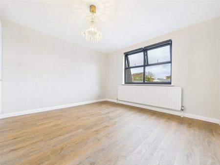 Station Road, Hampton, TW12 - Photo 2