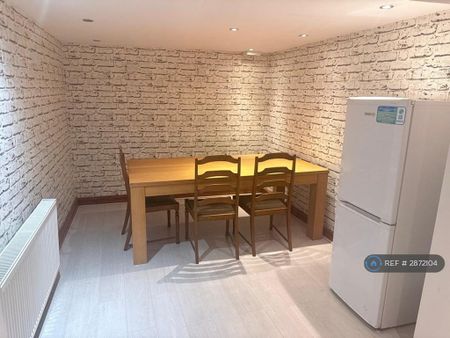 6 bedroom semi-detached house to rent - Photo 2