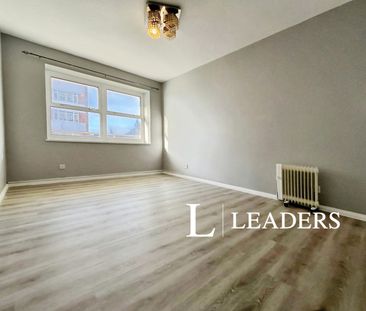 2 bedroom apartment to rent Kingsway, Hove, East Sussex, BN3 - Photo 3