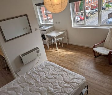 Studio Flat, Captains Place, SO14 - Photo 5