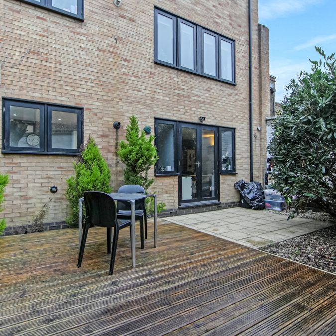 3 Bed flat with excelent transport links Room C - Photo 1