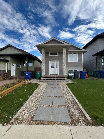 Evergreen - 3 Bedroom/2 Bathroom Upper - 507 Evergreen Blvd - Photo 2