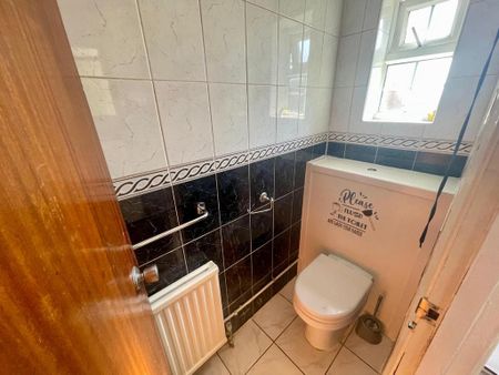 3 bedroom end of terrace house to rent - Photo 2