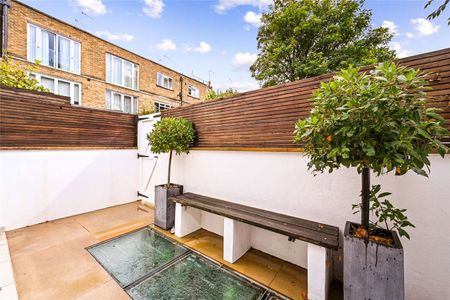 Beautifully finished five bedroom family home in South Kensington. - Photo 5