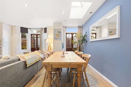 A wonderful two bedroom ground floor flat, featuring private garden and additional patio. - Photo 3
