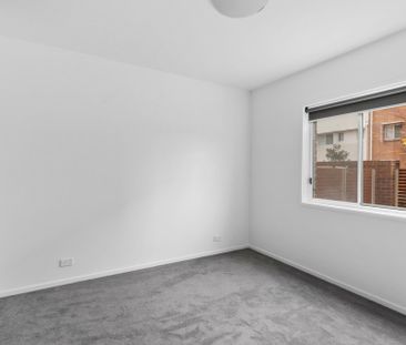 Spacious Living - Photo 2