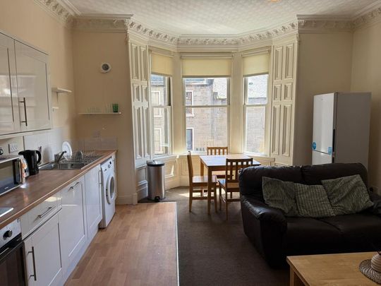 3 bedroom flat to rent - Photo 1