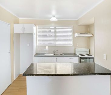 Refurbished unit in the heart of Papatoetoe! - Photo 1