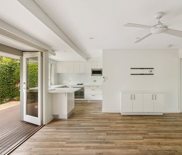 Private renovated apartment / expansive outdoor living - Photo 4