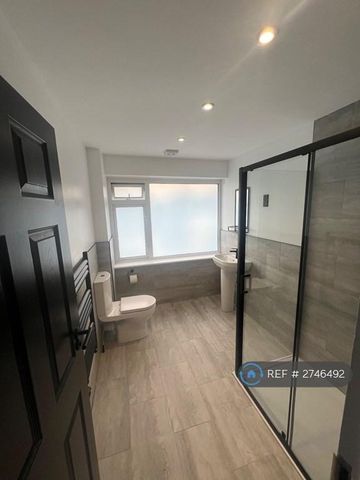 1 bedroom in a house share to rent - Photo 5