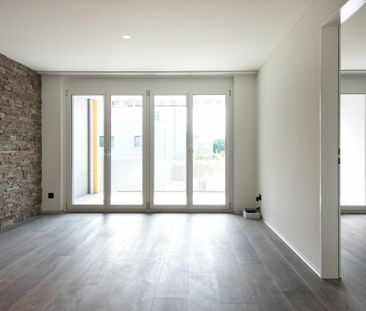 Moderne Erdgeschoss-Wohnung mit grosszügigem Sitzplatz! - Photo 1